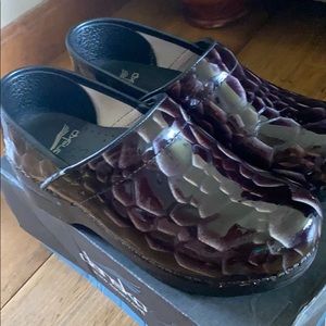 Dansko professional Tiger Eye Clog Black